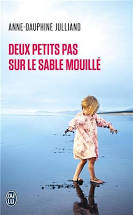 deux petits pas sur le sable mouillé